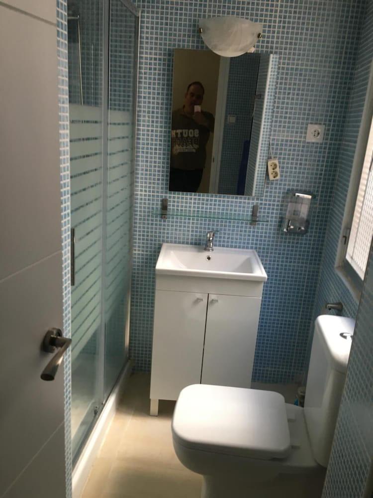 Reina Victoria Apartments & Suite - Bathroom