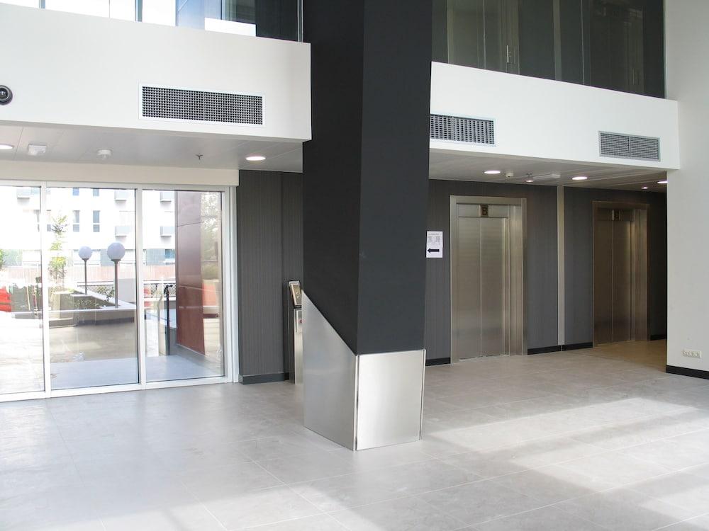 Vertice Roomspace Madrid - Interior Entrance