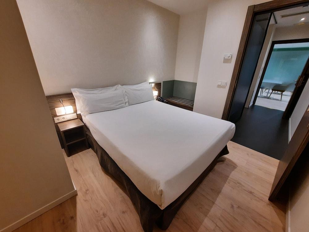 Air Rooms Madrid by HelloSky - Room