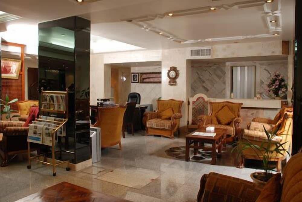 Al Bustan Hotels Flats - Lobby Sitting Area