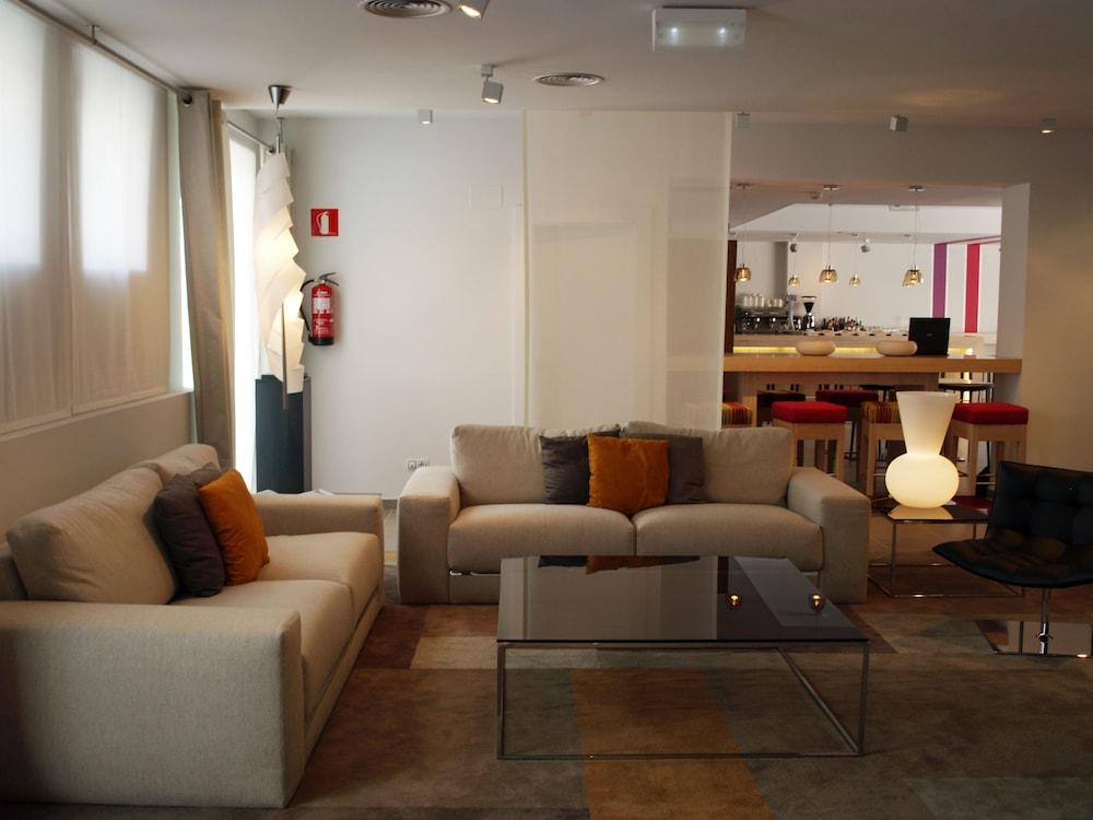 Eco Alcala Suites - Lobby Sitting Area