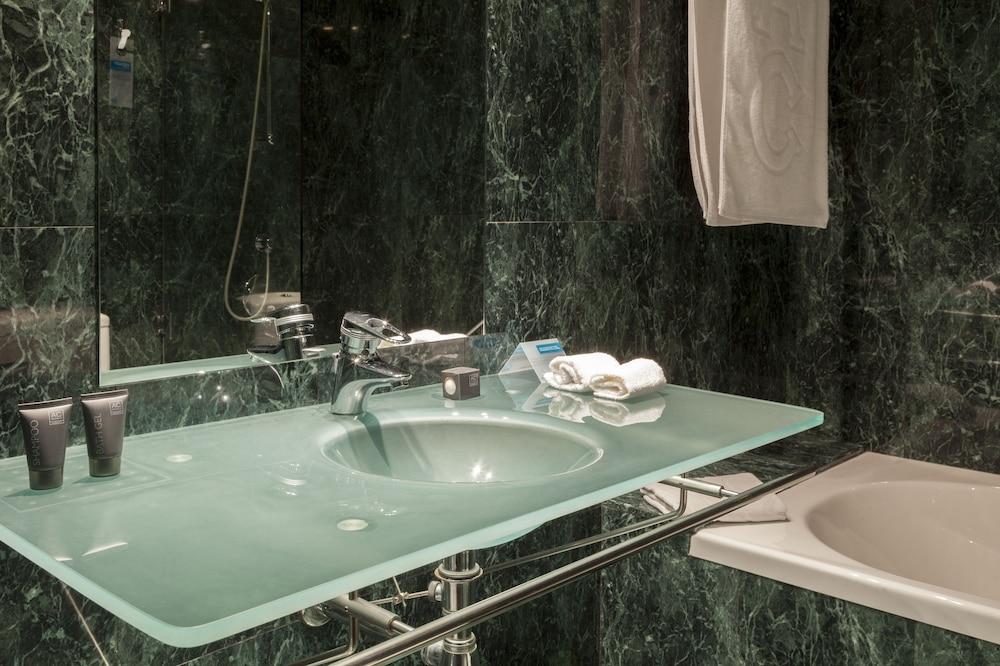 AC Hotel Aravaca by Marriott - Bathroom Sink