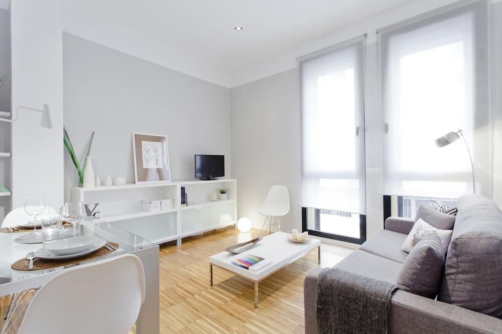 Gran Via Apartment by FlatSweetHome - Living Room