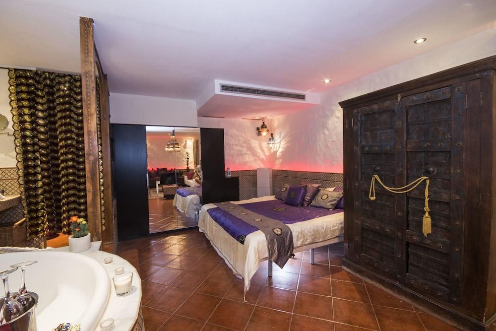Alaia Holidays Apartments & Suite Caballero de Gracia - Room