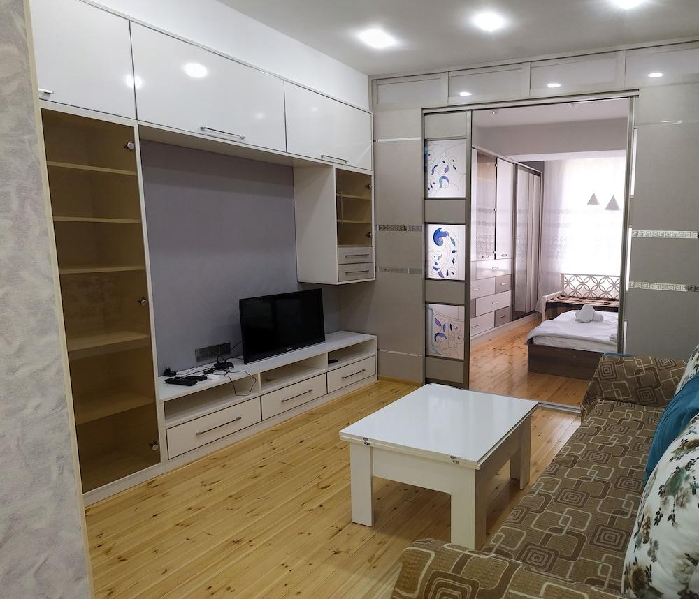 Apartment 2 rooms 3 Bakuvi - Featured Image