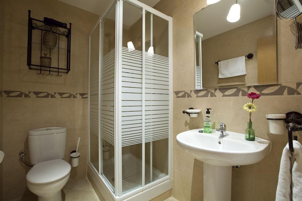 Apartamentos APR Numancia - Bathroom
