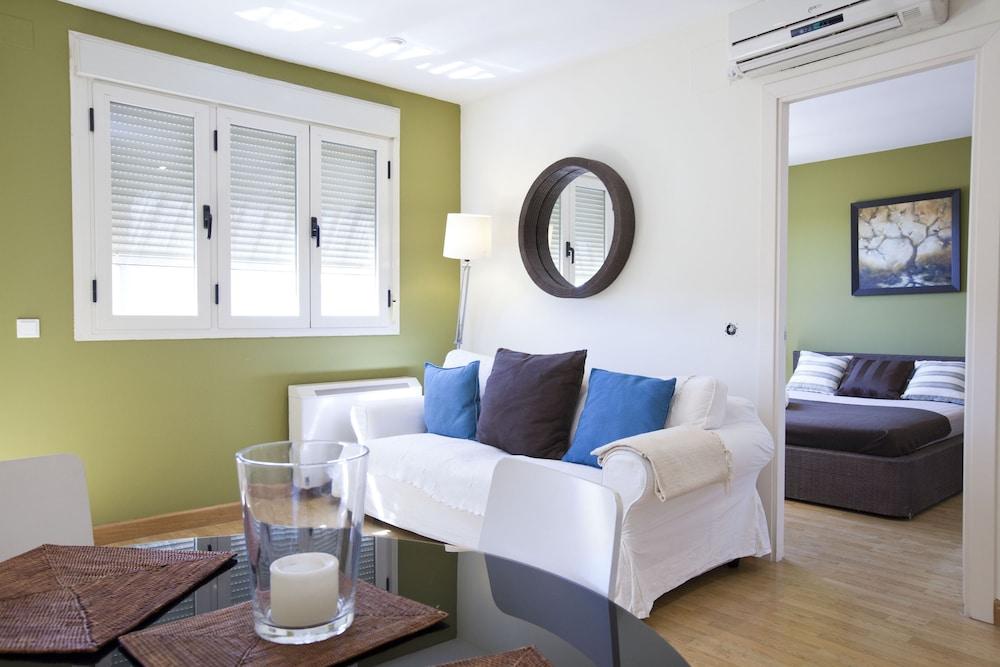 Apartamentos Alcalá - Living Room