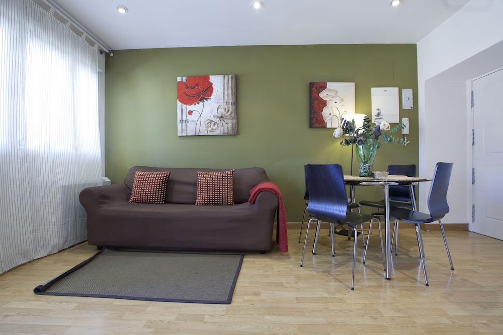 Apartamentos Alcalá - Living Room