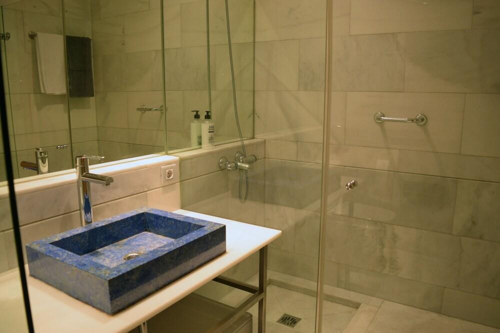 Madrid Suites Gran Via - Bathroom