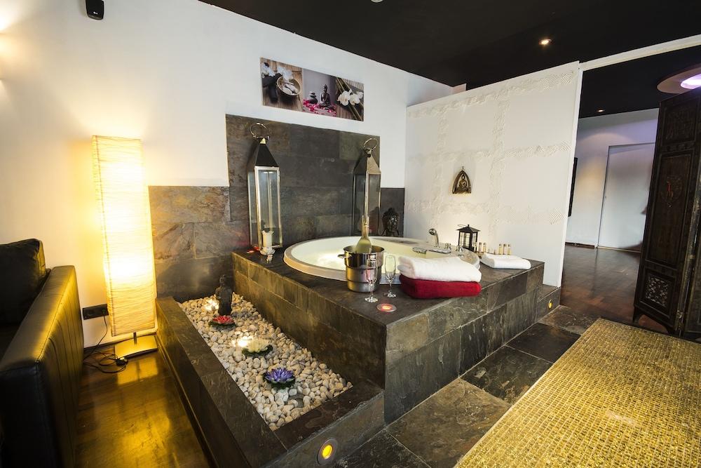 Alaia Holidays Apartments & Suite Caballero de Gracia - Private Spa Tub