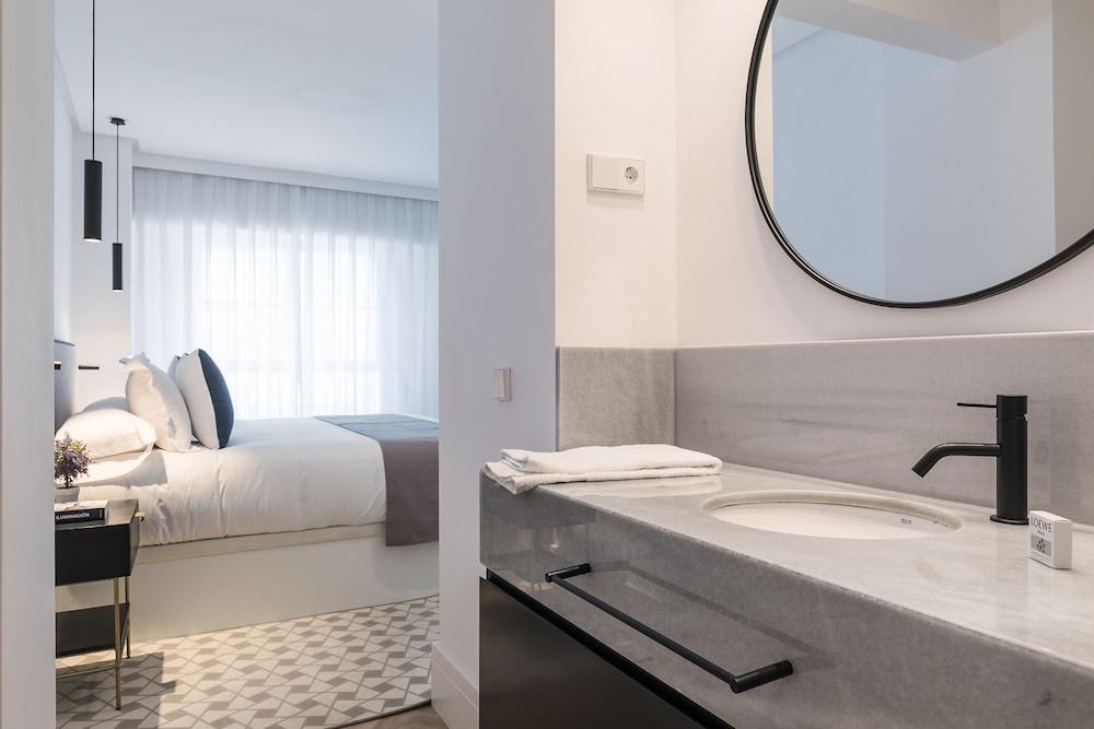Feelathome Waldorf Suites Apartments - Room