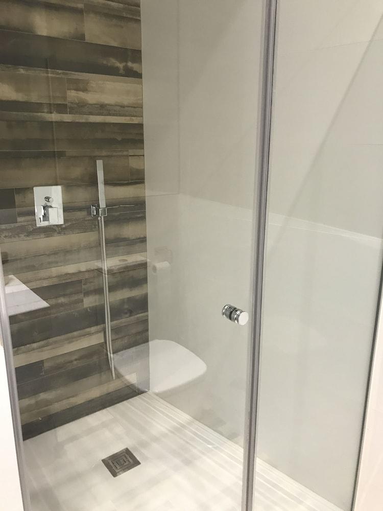 DOBO HOMES GRAN VIA l APARTMENT - Bathroom Shower