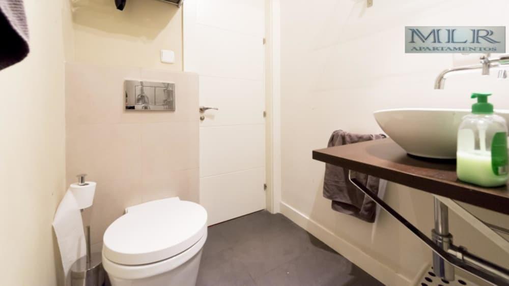 Modern Flats in Justicia by Allô Housing - Bathroom