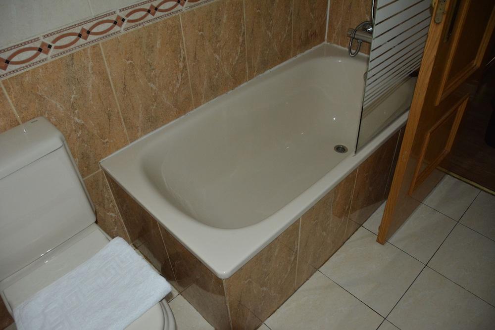 Norte de Madrid Barrio del Pilar - Deep Soaking Bathtub