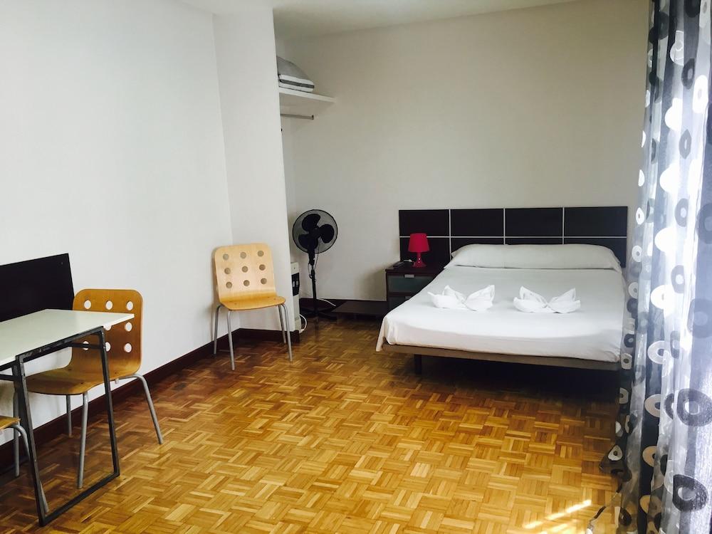 Apartamentos Madrid Hortaleza - Room