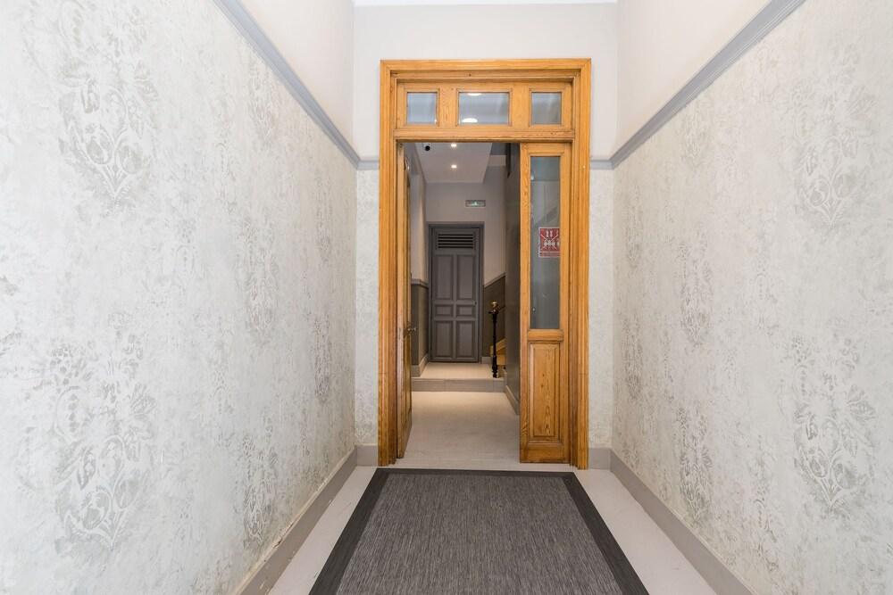 Feelathome Madrid Suites Apartments - Interior Entrance