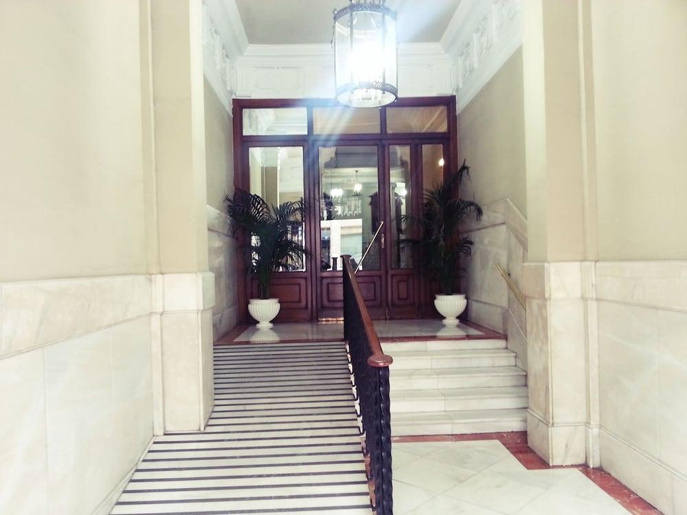 Hostal Avenida - Interior Entrance