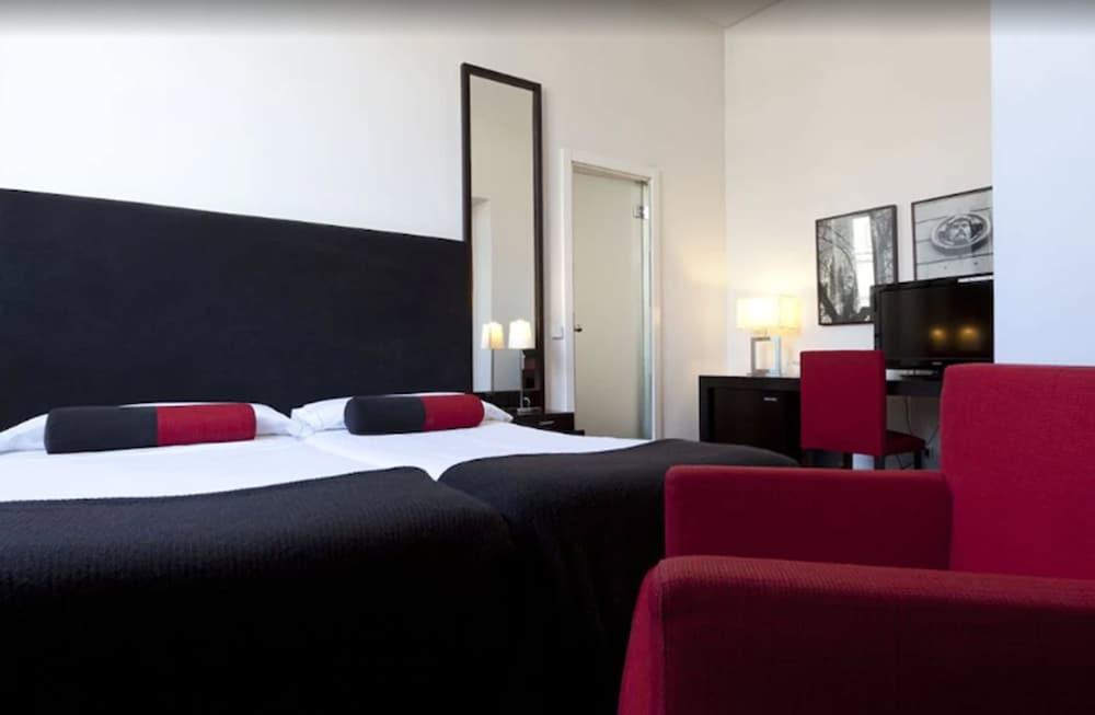 Hotel Quatro Puerta Del Sol - Room
