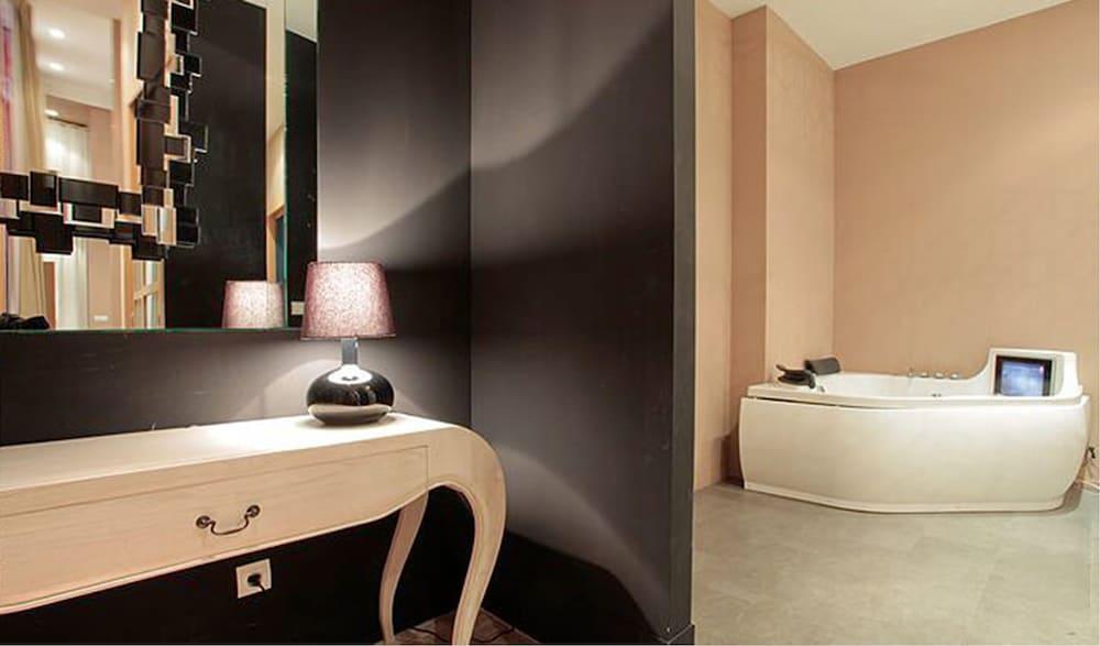 AB Design Suites - Indoor Spa Tub