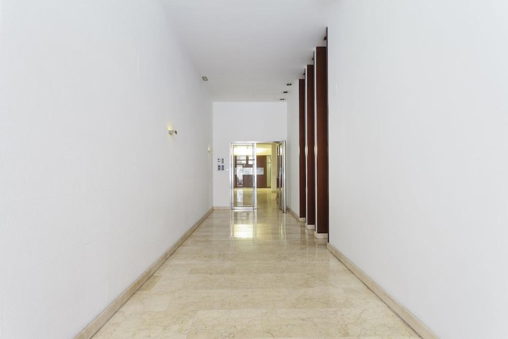 Ayala Apartment by FlatSweetHome - Hallway