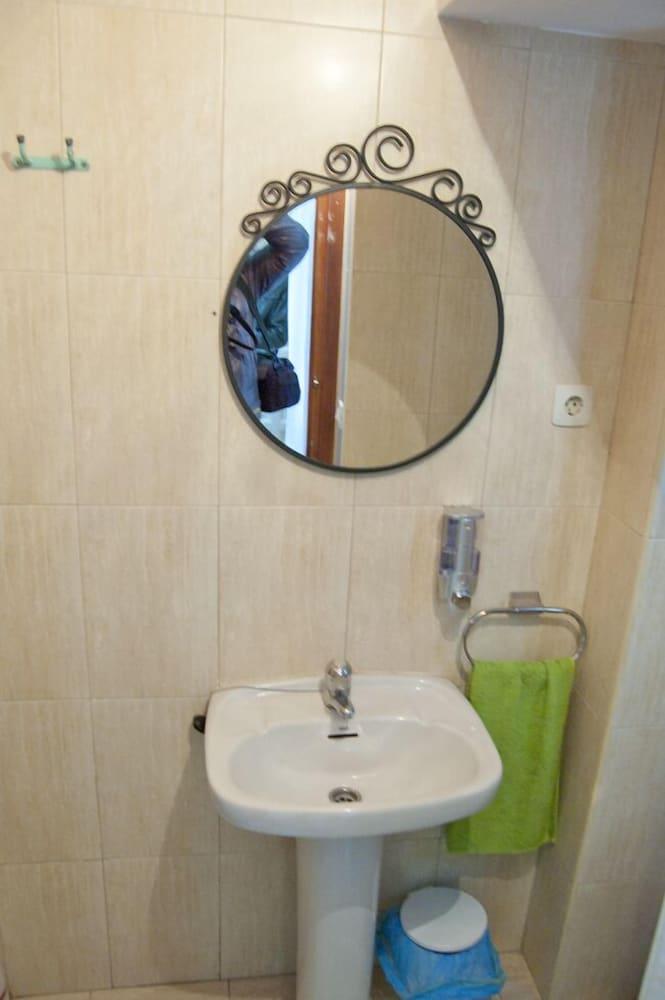 Village Chueca Apartments - Bathroom