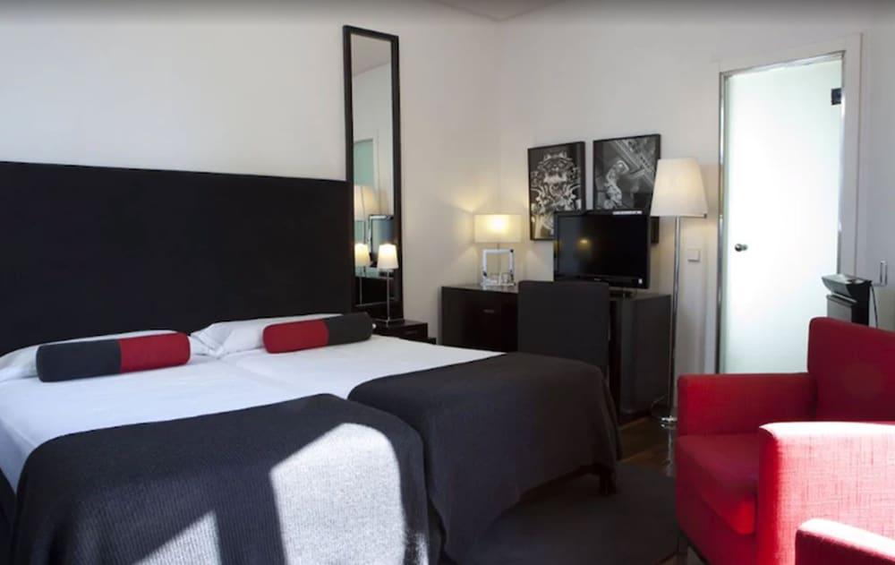 Hotel Quatro Puerta Del Sol - Room