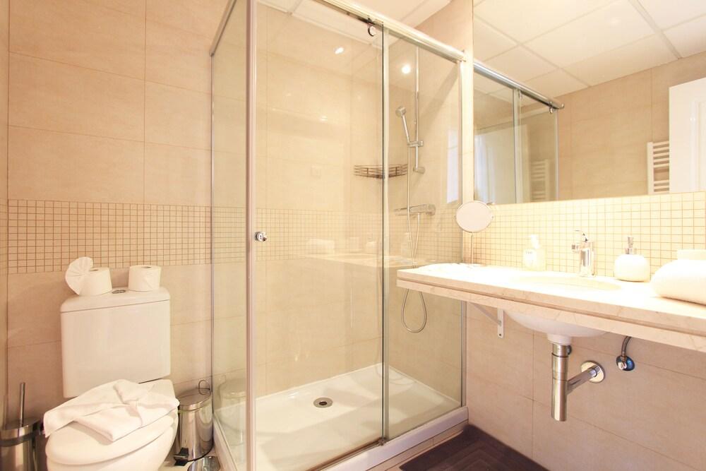 Tirso Molina Apartments by Allô Housing - Bathroom Shower