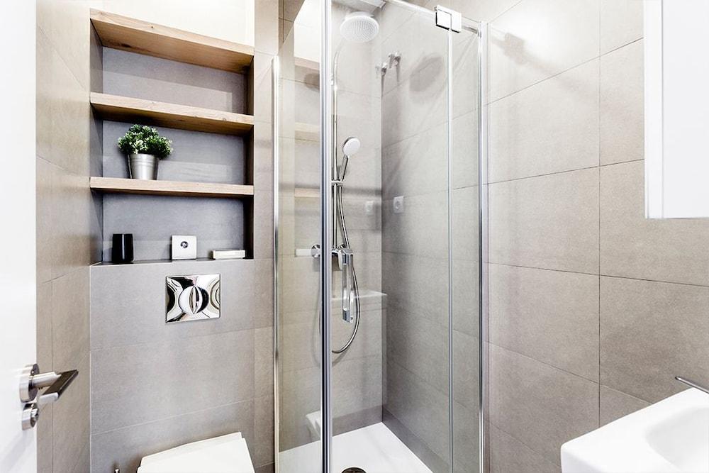 Malasaña Apartment by Flat Sweet Home - Bathroom
