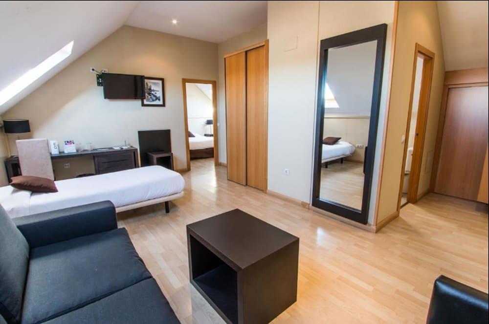 Hotel Suites Feria de Madrid - Room