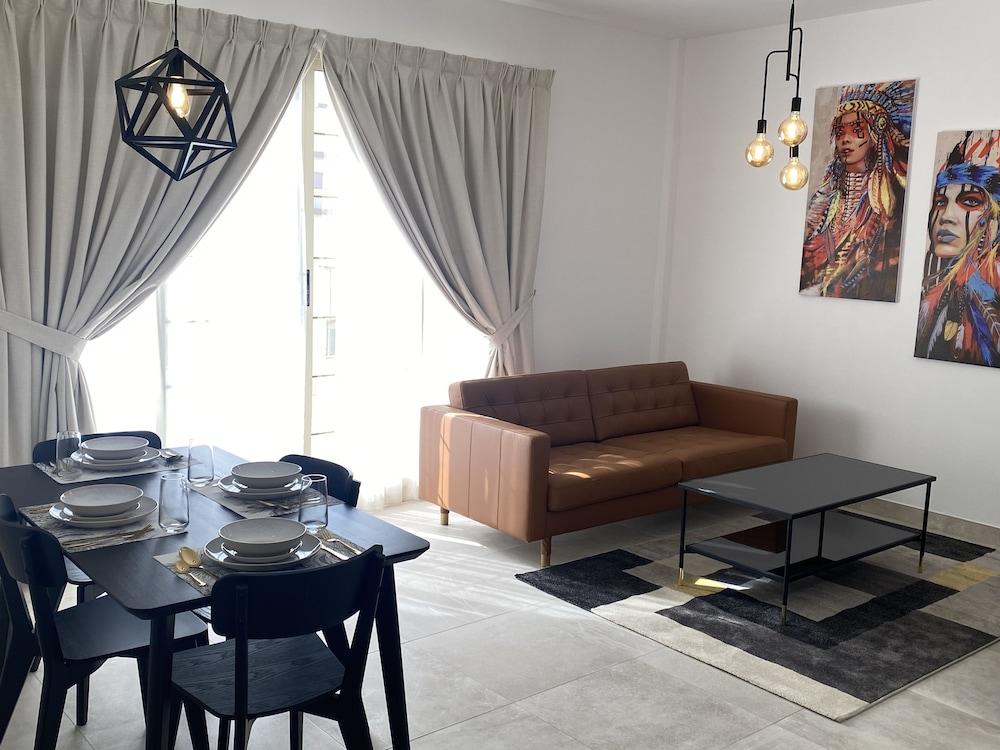 Luxury One Bed Apartment in Heart of Dubai - Living Area