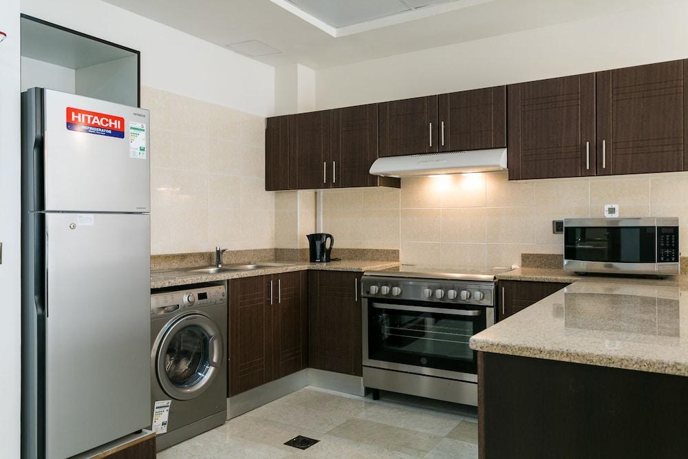 One Perfect Stay - 1BR at Al Murad Tower - Private kitchen