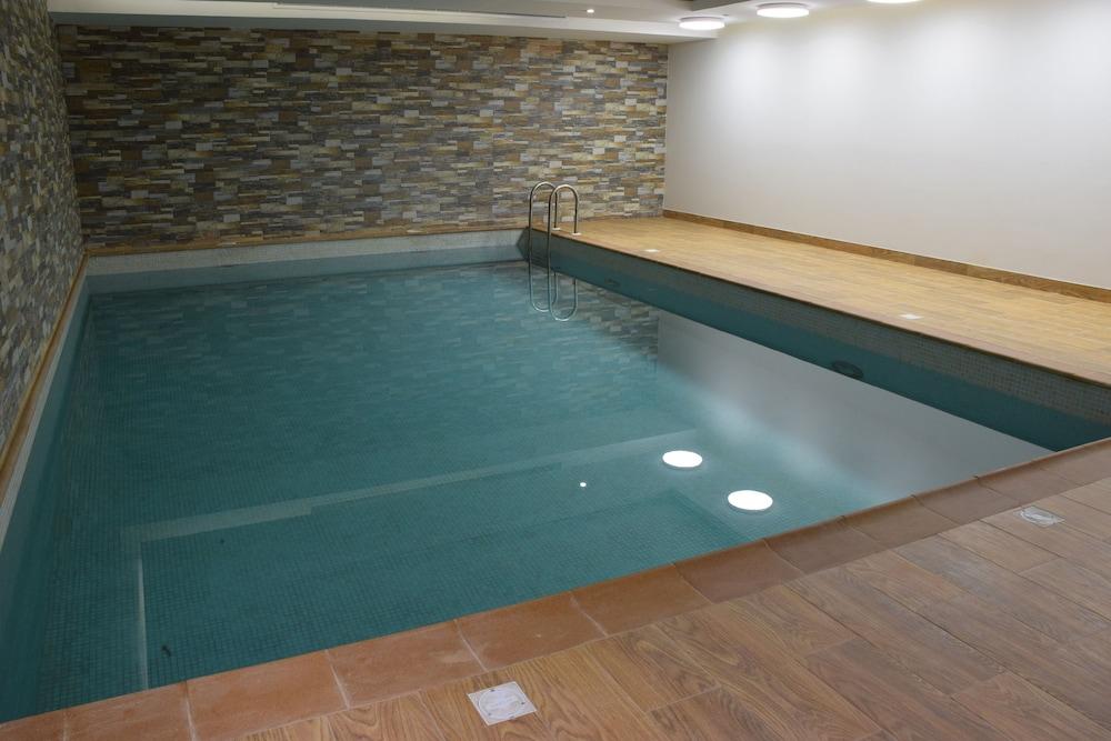 Novotel Suites Riyadh Center - Indoor Pool