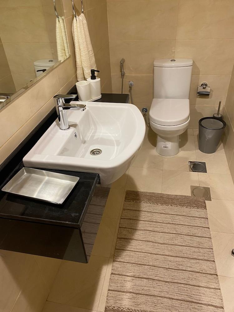 Luxury One Bed Apartment in Heart of Dubai - Bathroom