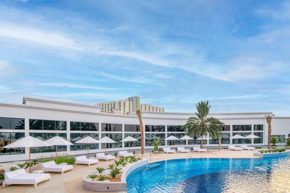 Radisson Blu Hotel & Resort, Abu Dhabi Corniche - Pool