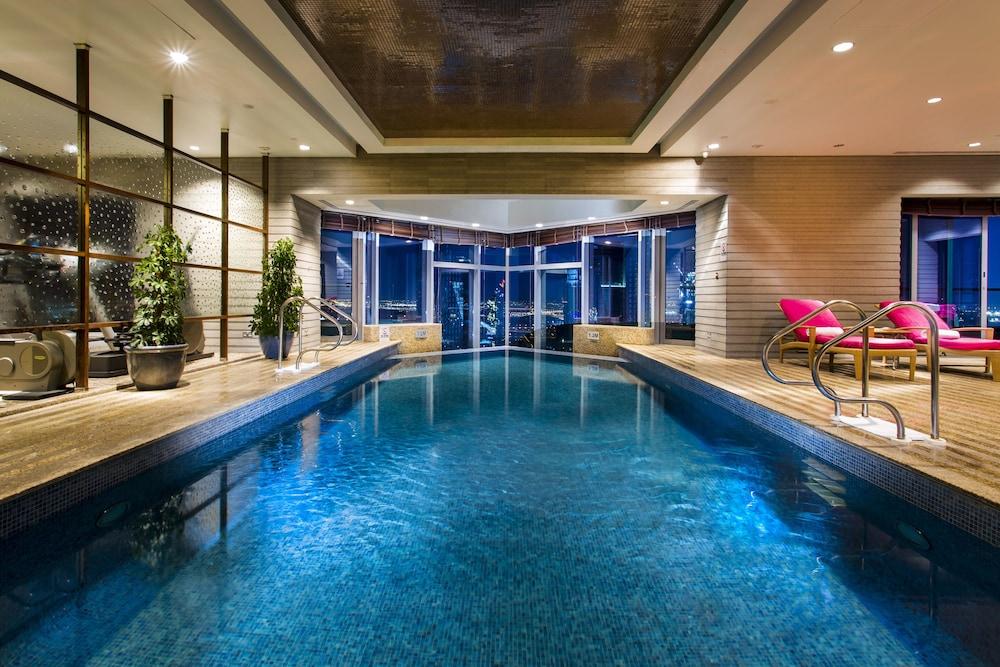 Shangri-La Residences and Apartments - Infinity Pool